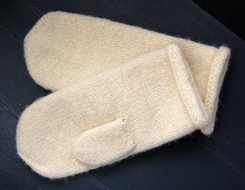 Valkoiset huovutetut lapaset